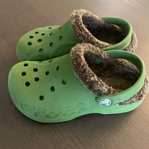 —CROCS— Fur/Fuzz Lined Crocs — Green/Gray 10/11C